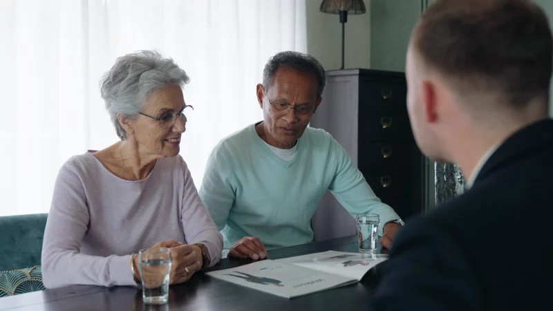 adviseur neemt met de klant de brochure door