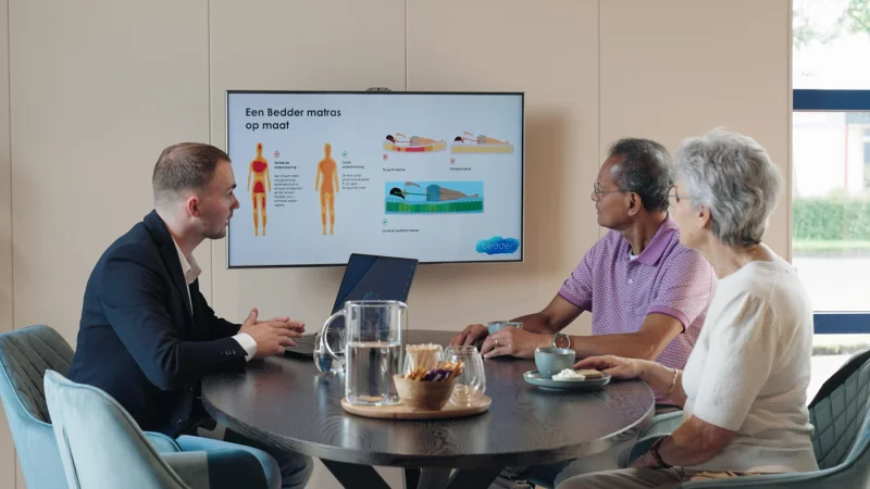 Slaapadviseur legt het matras op maat uit