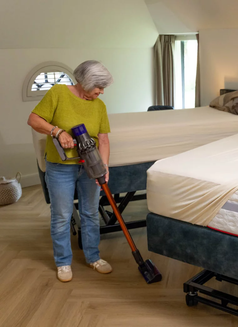 Makkelijk onder bed stuifzuigen en opmaken